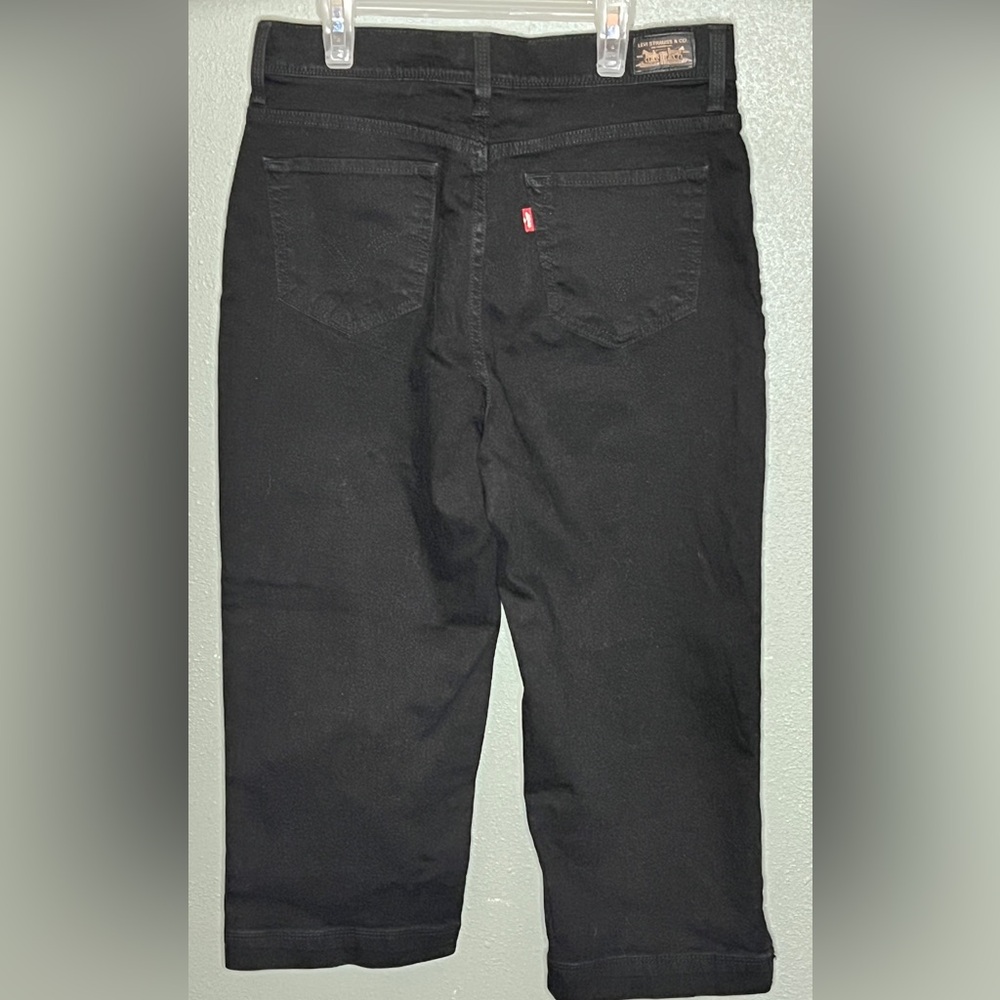 Levi’s Capris Black Denim Slimming Jeans Size 10